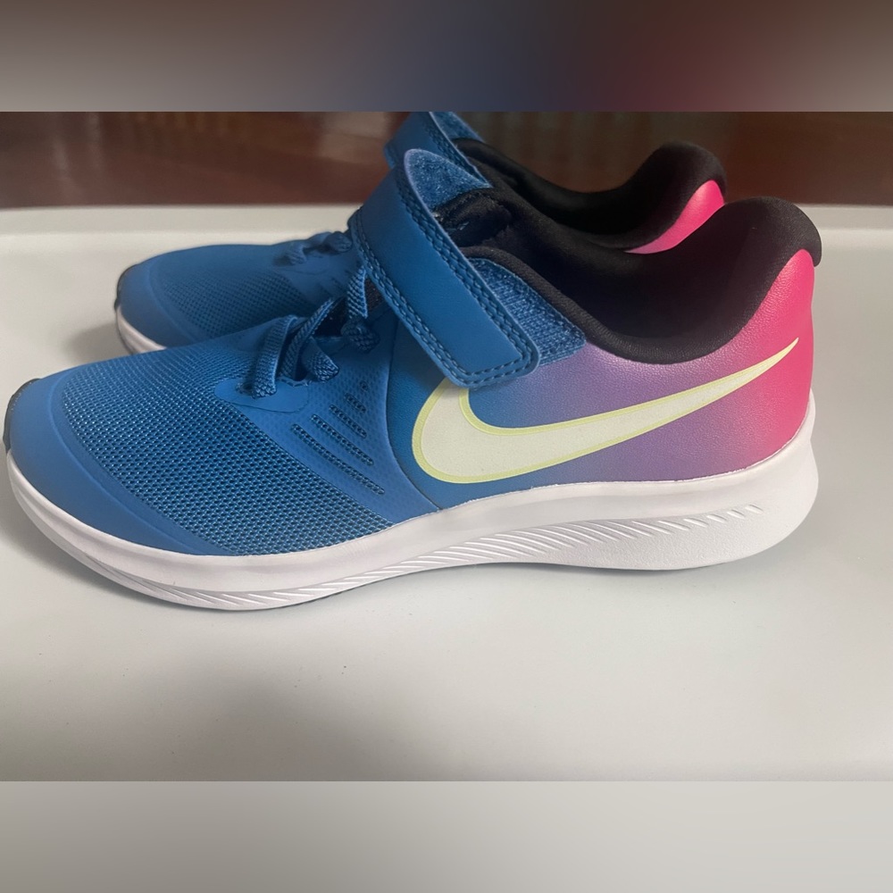 Girls Nike Star Runners size 1.5